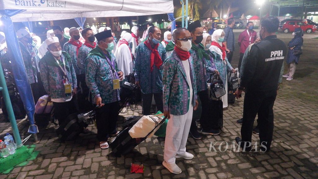 Calon jemaah haji embarkasi Banjarmasin dalam kelompok terbang (kloter) pertama antre untuk melewati pemeriksaan sinar-X di Asrama Haji Embarkasi Banjarmasin di Banjarbaru, Kalimantan Selatan, Minggu (12/6/2022) malam.