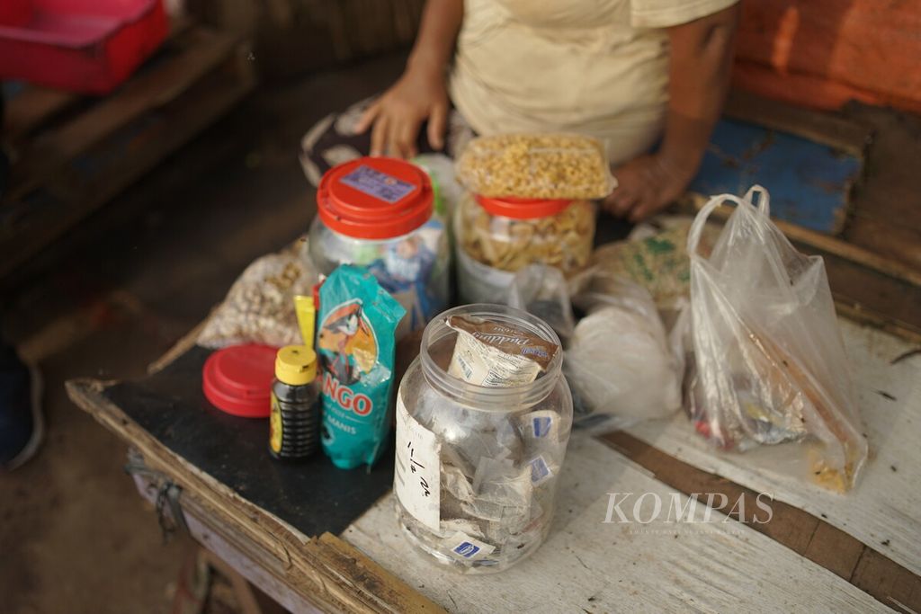 Sebagian makanan siap santap yang ditemukan Engkar (43) saat menyortir sampah di TPA Sumur Batu, Bekasi, Jawa Barat, Selasa (26/4/2022). Engkar menganggap makanan tersebut layak makan karena ia buta huruf, tidak bisa membaca tanggal kedaluwarsa.