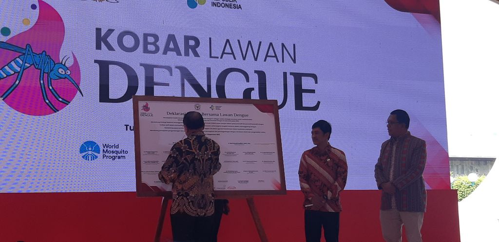 Ketua Kaukus Kesehatan Komisi IX DPR yang juga Ketua Koalisasi Bersama Lawan Dengue Suir Syam (kiri) menandatangani deklarasi bersama lawan dengue bersama Wakil Menteri Kesehatan Dante Saksono Harbuwono (tengah) dan Wakil Ketua Komisi IX DPR Melkiades Laka Lena di Komplek Parlemen, Senayan, Jakarta, Jumat (8/9/2023).