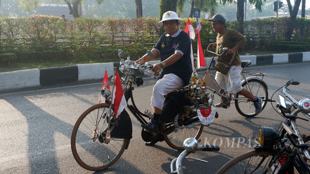 Pegiat sepeda tua atau sepeda ontel bersepeda santai di Jalan Jenderal Sudirman, Kota Banjarmasin, Kalimantan Selatan, Minggu (24/9/2023). 