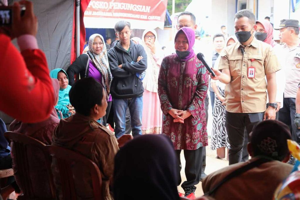 Suasana pemberian santunan kepada 478 ahli waris korban gempa Cianjur di Kabupaten Cianjur, Jawa Barat, Rabu (4/1/2023). Dana santunan diberikan pemerintah melalui Kementerian Sosial. Setiap ahli waris mendapat Rp 15 juta.