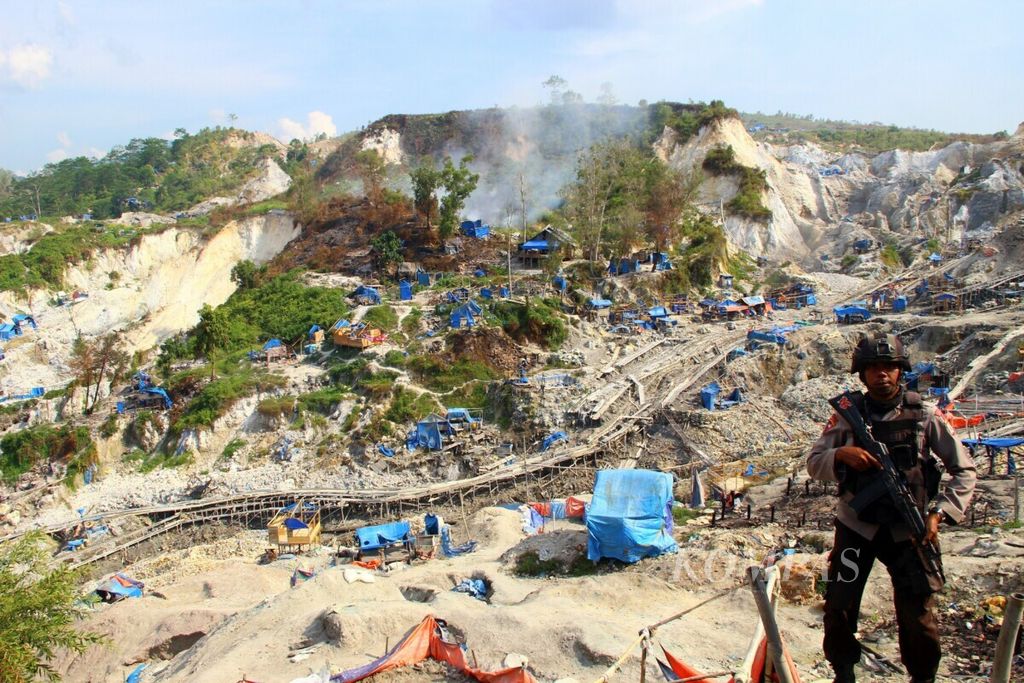 Lokasi tambang liar Gunung Botak di Pulau Buru, Maluku, yang beroperasi sejak 2011 . Foto diambil pada Rabu (17/10/2018), Kepala Polda Maluku saat itu, Inspektur Jenderal Royke Lumowa, memimpin penyisiran di lokasi itu.