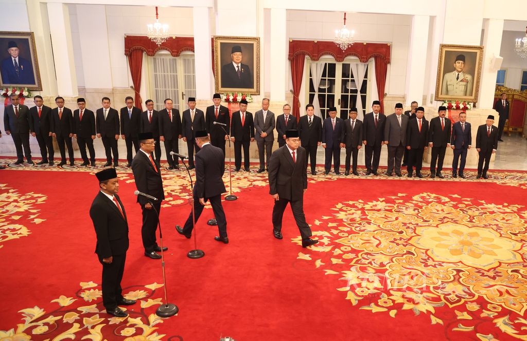 Para menteri baru Kabinet Indonesia Maju, seusai dilantik Presiden Joko Widodo, melakukan tanda tangan di Istana Negara, Jakarta, Senin (19/8/2024). 