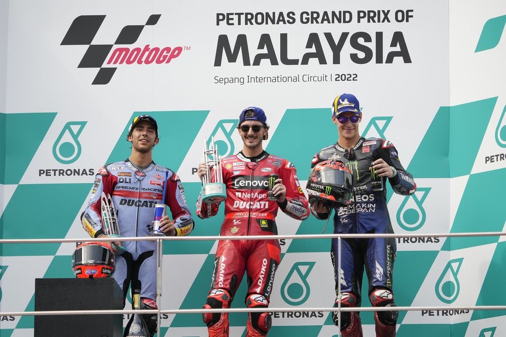 Dari kiri ke kanan: Pebalap tim Gresini Enea Bastianini sebagai pemenang kedua, pebalap tim Ducati Francesco Bagnaia sebagai pemenang pertama, dan pebalap tim Yamaha Fabio Quartararo sebagai pemenang ketiga merayakan keberhasilan mereka naik ke podium MotoGP seri Malaysia, Minggu (23/10/2022) di Sirkuit Internasional Sepang. 