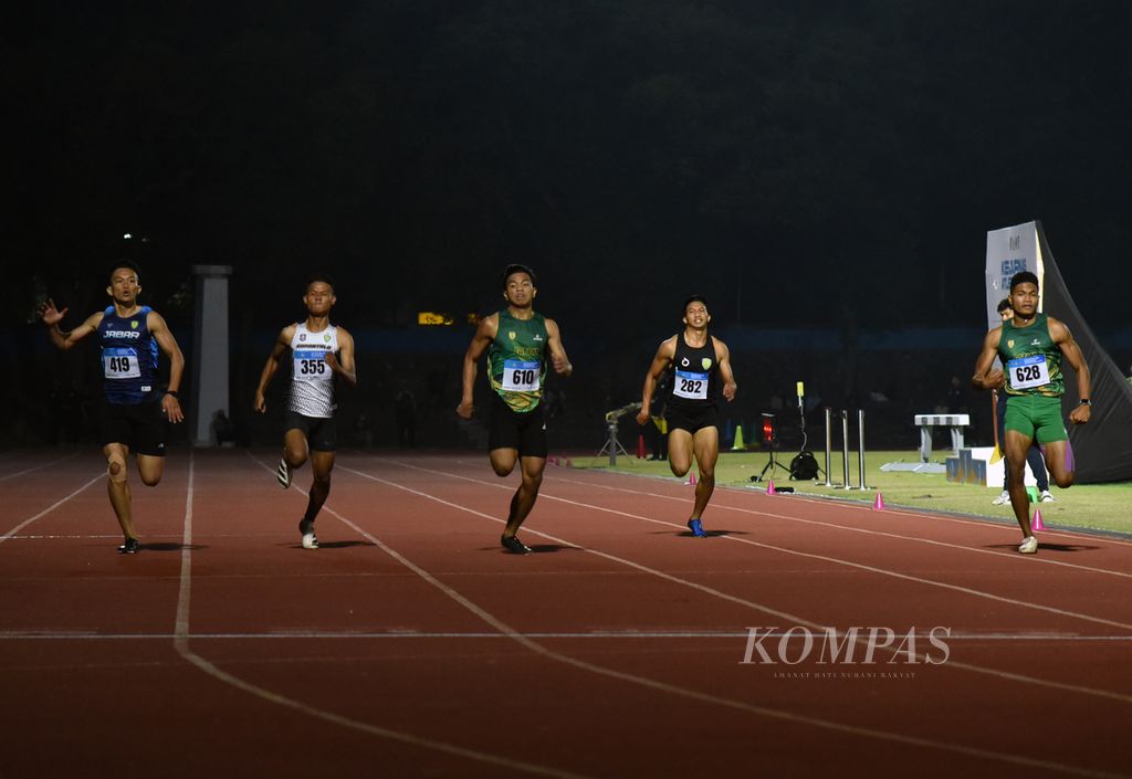 Suasana final perlombaan 200 meter senior Kejuaraan Nasional Atletik 2023 di Stadion Sriwedari, Solo, Jawa Tengah, Jumat (23/6/2023). 