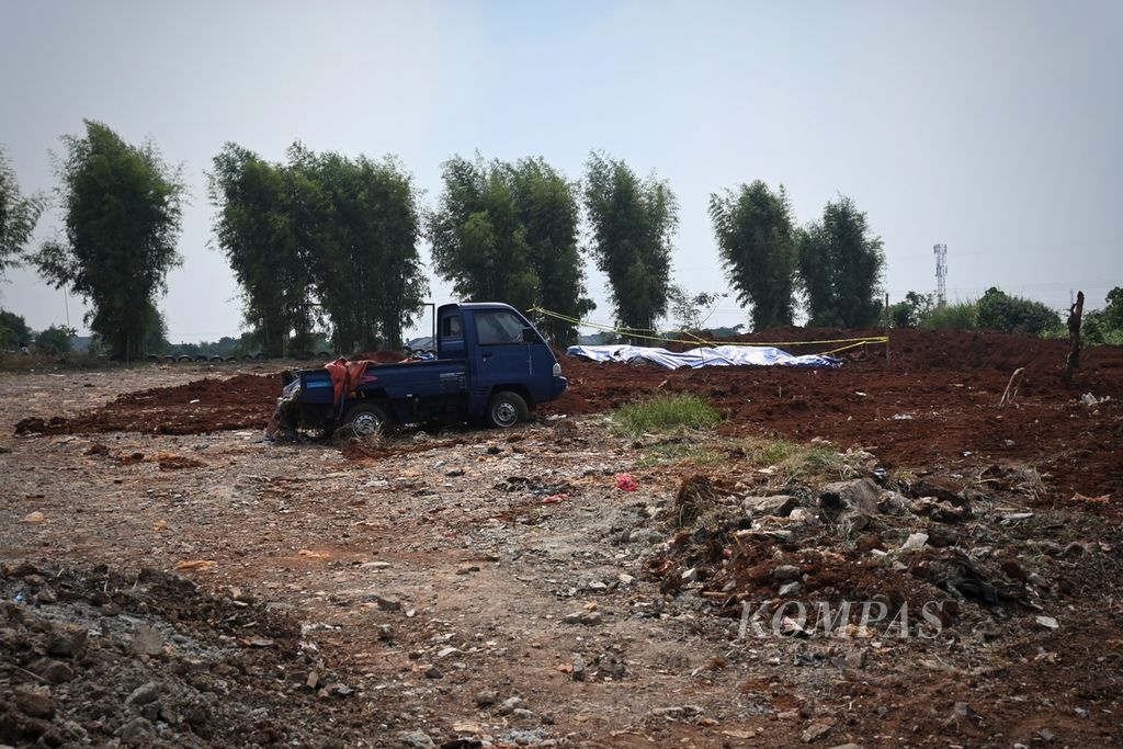 Kondisi lahan kosong di Jalan Tugu Jaya, Kelurahan Tirtajaya, Kecamatan Sukmajaya, Kota Depok, Jawa Barat, Minggu (31/7/2022) siang. Di lahan ini, warga menemukan berkarung-karung beras bansos yang sudah terkubur.