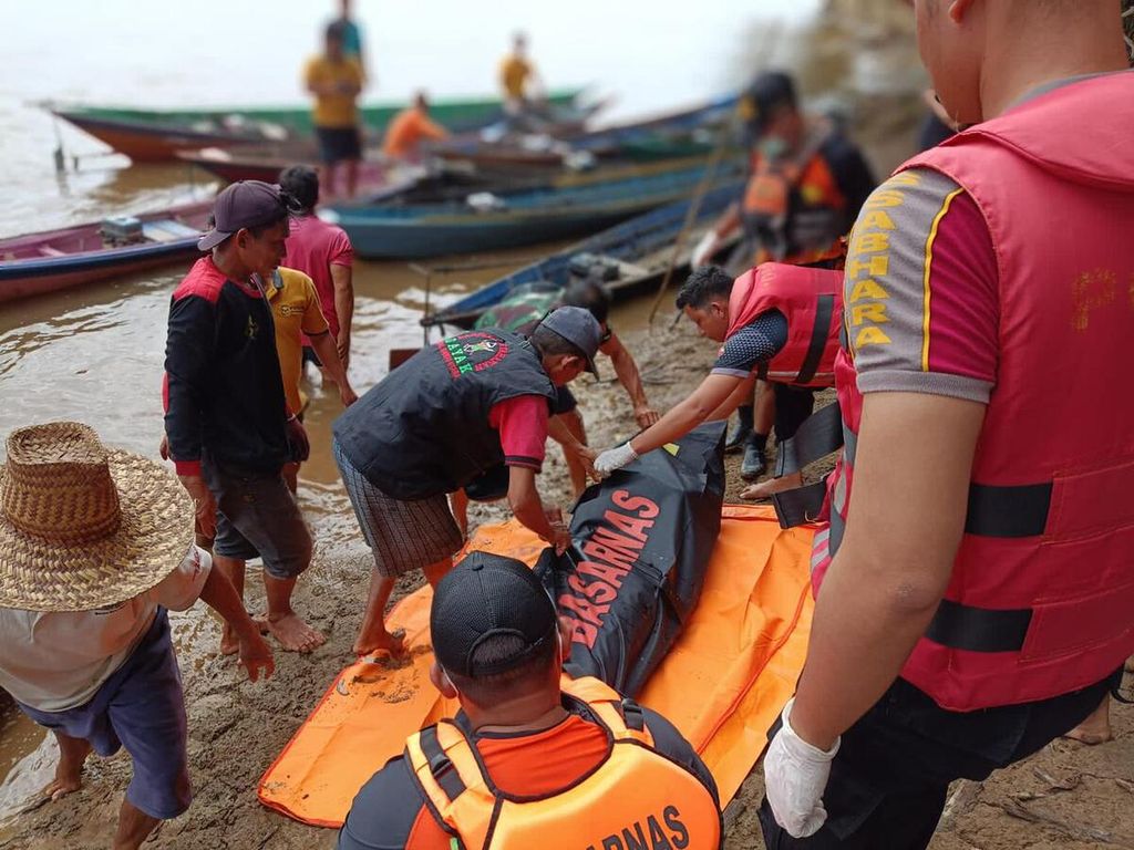 Tim pencarian gabungan menemukan salah seorang korban perahu tenggelam pada Jumat (26/8/2022) pagi di Sungai Barito, Kalimantan Tengah. Tiga orang meninggal dan satu orang selamat dari peristiwa tersebut.