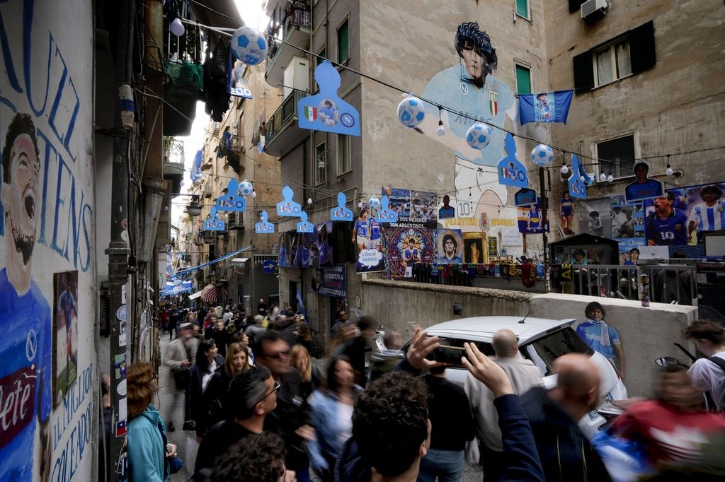 Kota Napoli dihiasi dengan berbagai ornamen dan mural pemain Argentina, Diego Armando Maradona, yang pernah membawa klub Napoli menjuarai Liga Italia. Hiasan kota itu disiapkan untuk menyambut Klub Napoli yang akan menjadi juara Liga Italia lagi setelah menanti selama 33 tahun.