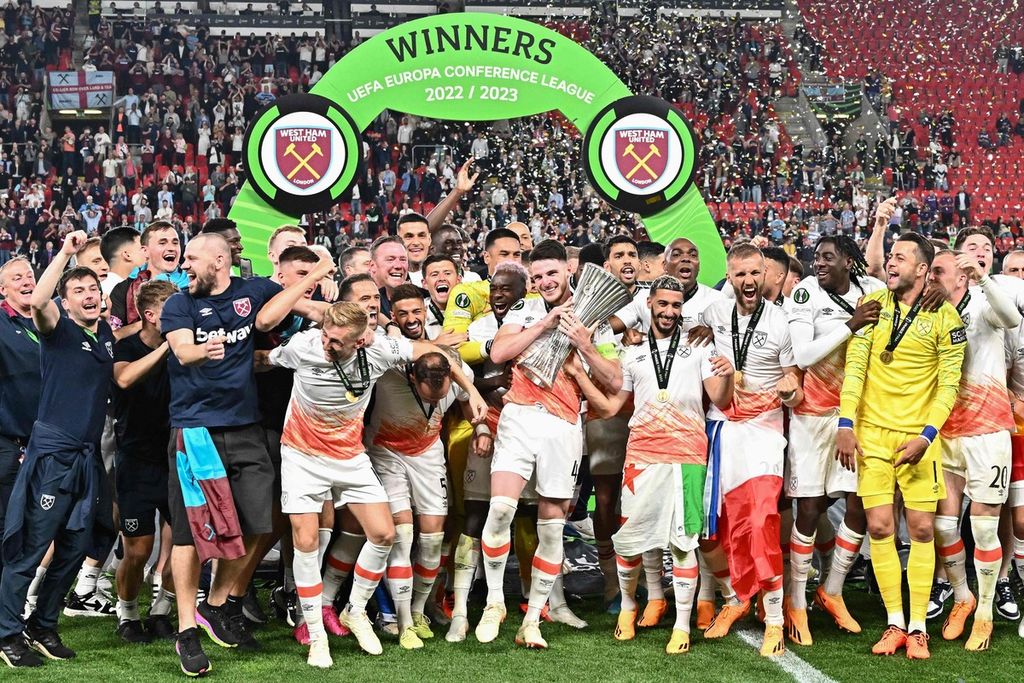 Kapten West Ham United Declan Rice (tengah) memeluk trofi sat bersama rekan-rekannya merayakan sukses mereka juara Liga Konferensi Eropa di Praha, Ceko, Jumat (8/6/2023) dini hari WIB. Di final, West Ham mengalahkan Fiorentina, 2-1. 