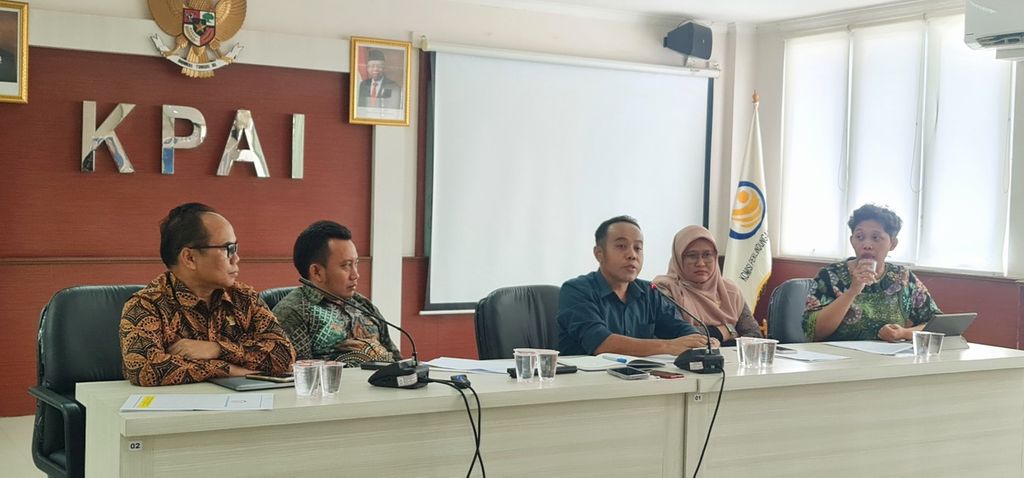 Menyikapi kasus perundungan yang terjadi di Binus School Tangerang, KPAI menggelar konferensi pers yang dipandu Wakil Ketua KPAI Jasra Putra (tengah), Selasa (27/2/2024), di Kantor KPAI. Hadir sejumlah komisioner KPAI, yakni Aris Adi Leksono (kedua dari kiri). Diyah Puspitarini (kedua dari kanan), Kawiyan (paling kiri), dan Dian Sasmita (paling kanan) 