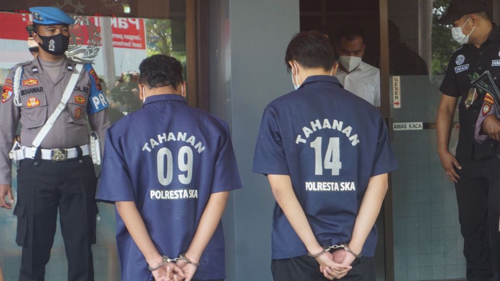 Tersangka dalam kasus dugaan penganiayaan resimen mahasiswa UNS di Markas Polres Kota Surakarta, Jawa Tengah, Senin (3/1/2022). Mereka merupakan senior dari korban tewas dalam kasus tersebut. Keduanya juga disebut memegang jabatan dalam organisasi mahasiswa itu.