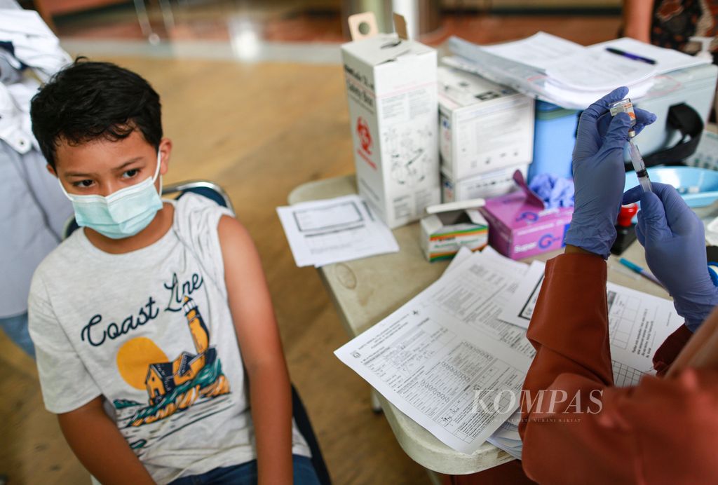 Detik-detik saat seorang anak saat akan menerima vaksin Covid-19 dosis kedua di sentra vaksin yang berlangsung di Taman Ismail Marzuki, Cikini, Jakarta Pusat, akhir Juni 2022. Laju kasus harian Covid-19 sepekan terakhir ini terus meningkat.