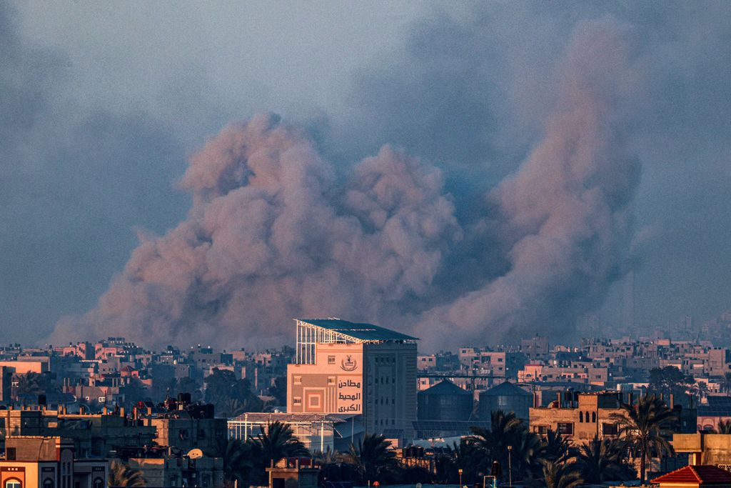 Gambar yang diambil dari Rafah menunjukkan asap mengepul dalam serangan bom Israel di Khan Yunis, Jalur Gaza selatan, 10 Februari 2024.