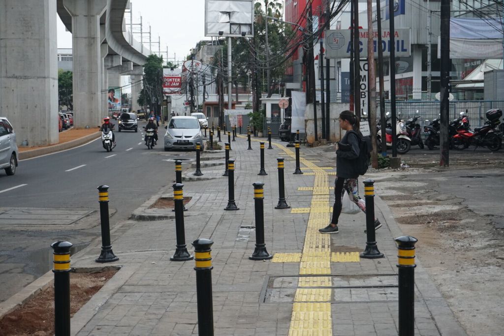 Pejalan kaki menggunakan trotoar yang baru selesai dibangun di Jalan RS Fatmawati, Jakarta Selatan, Rabu (26/12/2018). Trotoar tersebut telah dapat digunakan, tetapi beberapa pengendara sepeda motor masih menggunakannya untuk melawan arus.