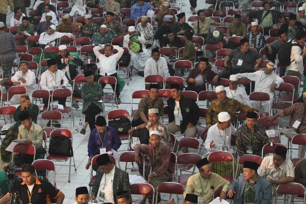 Peserta Muktamar Ke-32 Nahdlatul Ulama (NU) di Asrama Haji Sudiang, Makassar, Sulawesi Selatan, menyimak sidang pleno yang masih berlangsung hingga Jumat (26/3/2010) pukul 24.00 Wita. 