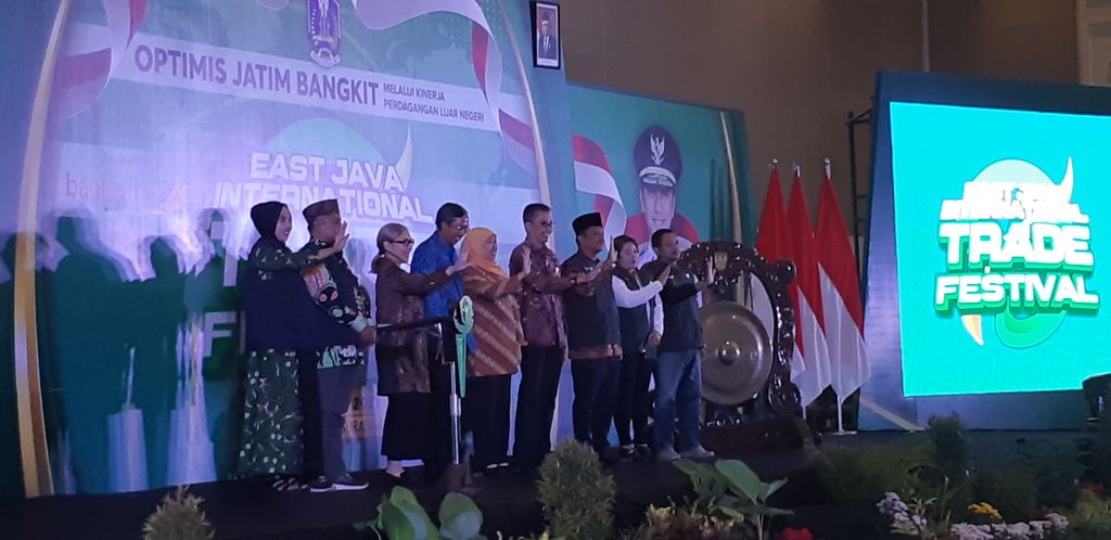 Gubernur Jatim Khofifah Indar Parawansa saat melepas ekspor produk unggulan di Surabaya, Selasa (30/5/2023).