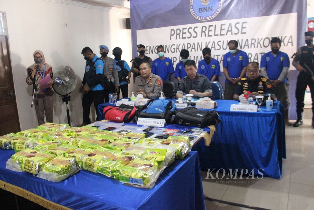 Badan Narkotika Nasional Provinsi Kalimantan Barat merilis pengungkapan jaringan penyelundupan narkoba melalui perbatasan Indonesia-Malaysia, Selasa (7/6/2022).