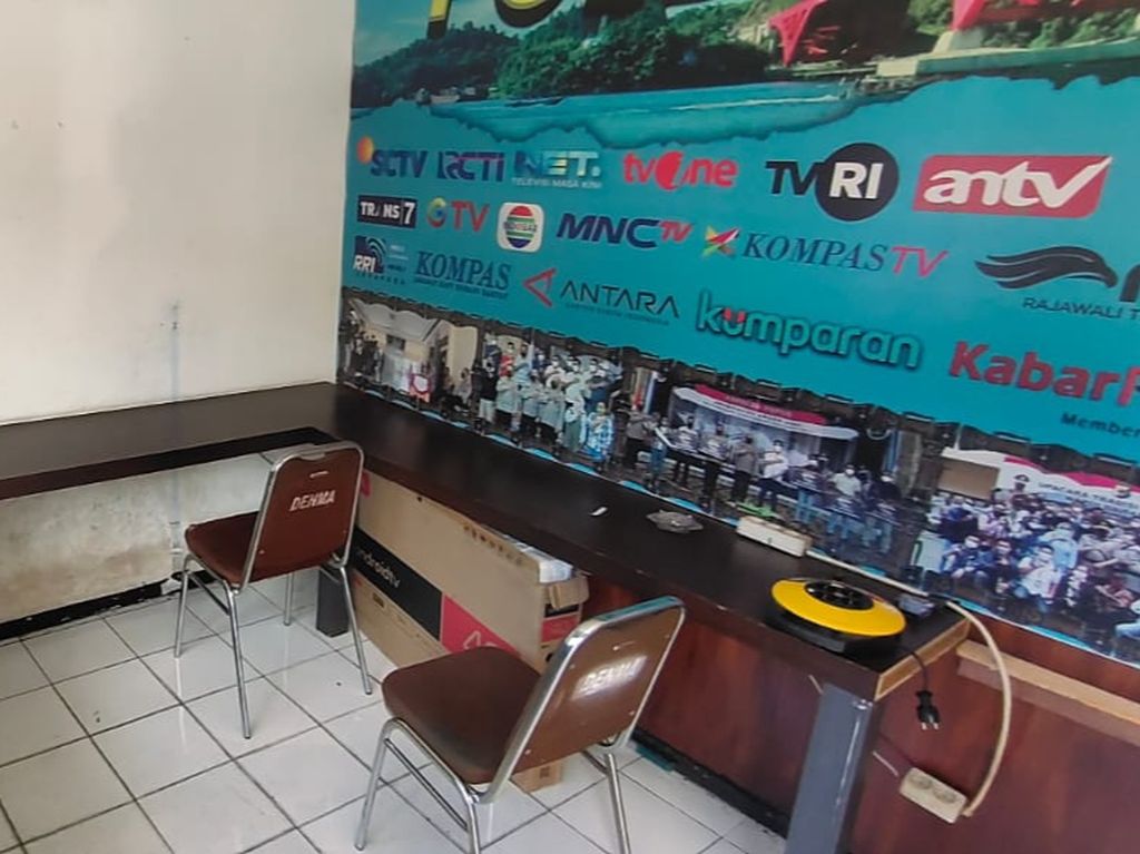 Ruang wartawan yang disediakan pihak Polda Papua. Tempat ini menjadi saksi bisu terjadinya gempa berkekuatan M 5,2 yang mengguncang Kota Jayapura, Papua, 9 Februari 2023.