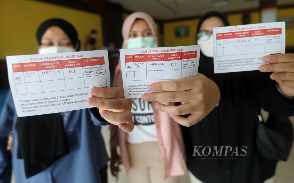 Tenaga kesehatan (nakes) menunjukkan kartu vaksinasi penguat kedua (dosis keempat) di sentra vaksin Gelanggang Remaja Pulogadung, Jakarta, Selasa (1/8/2022). 