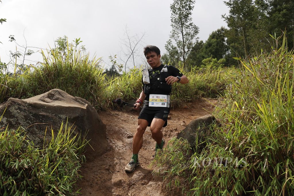 Pelari menuruni Bukit Mongkrang dalam perlombaan Siksorogo Lawu Ultra di kawasan Tawangmangu, Karanganyar, Jawa Tengah, Sabtu (2/12/2023).