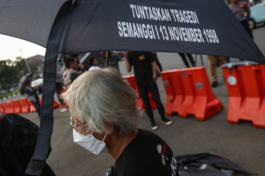 Maria Catarina Sumarsih, ibu dari Benardinus Realino Norma Irawan, mahasiswa Universitas Atma Jaya yang tewas saat Tragedi Semanggi I, mengikuti Aksi Kamisan Ke-759 di depan Istana Merdeka, Jakarta, Kamis (12/1/2023).