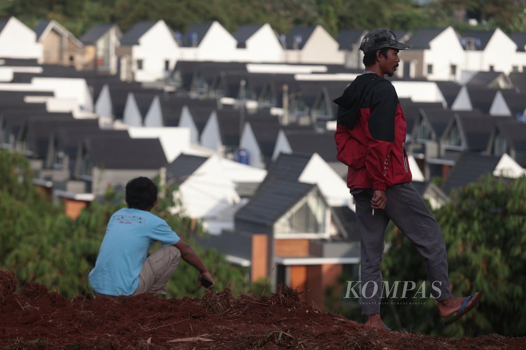 Warga kampung Curug, Depok, Jawa Barat,  menyaksikan deretan rumah baru di sebuah kompleks permukiman yang selesai dibangun di dekat daerah aliran sungai (DAS) Kali Angke, Kamis (24/11/2022). Pemukiman baru terus tumbuh secara masif di kawasan penyangga Jakarta, seperti Depok, Bekasi, dan Tangerang Raya. 