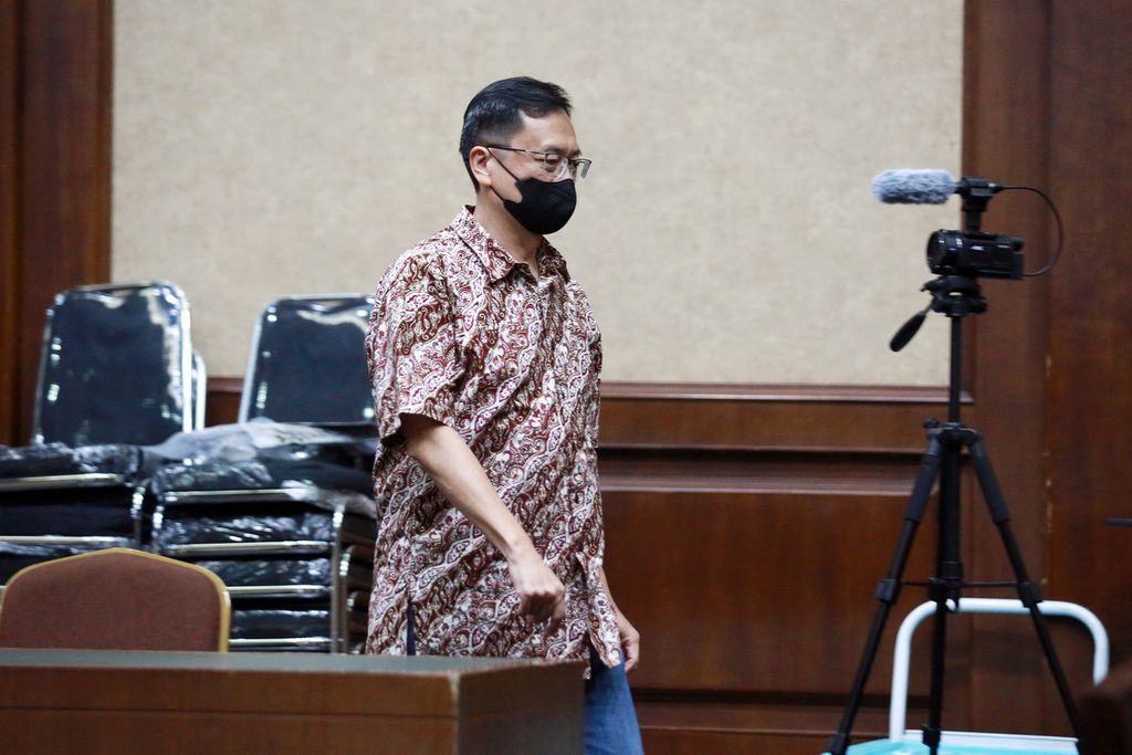 Terdakwa kasus korupsi pengelolaan dana investasi PT Asabri (Persero), Benny Tjokrosaputro, berjalan keluar dari ruang sidang Pengadilan Negeri Jakarta Pusat, Rabu (26/10/2022). 