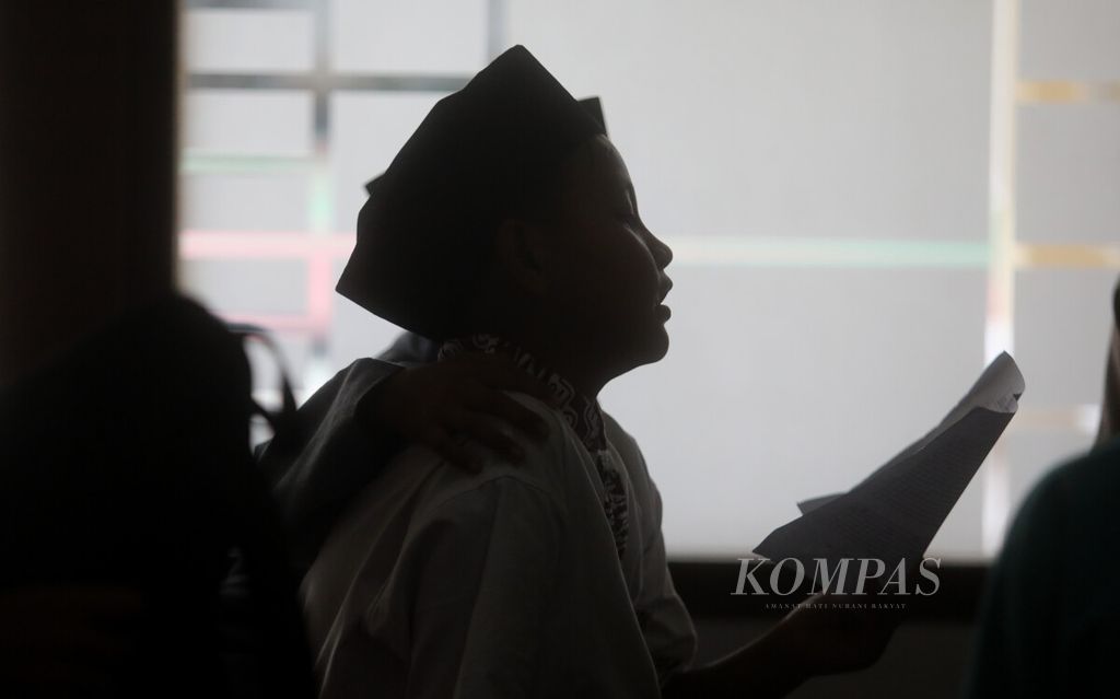 Anak-anak mengikuti kegiatan pesantren kilat di Masjid Sunda Kelapa, Menteng, Jakarta, Selasa (28/3/2023). Pesantren kilat tersebut dilaksanakan sebagai kegiatan mengisi waktu bagi anak-anak pada bulan suci Ramadhan. Kegiatan tersebut digelar guna memperdalam ilmu agama. 