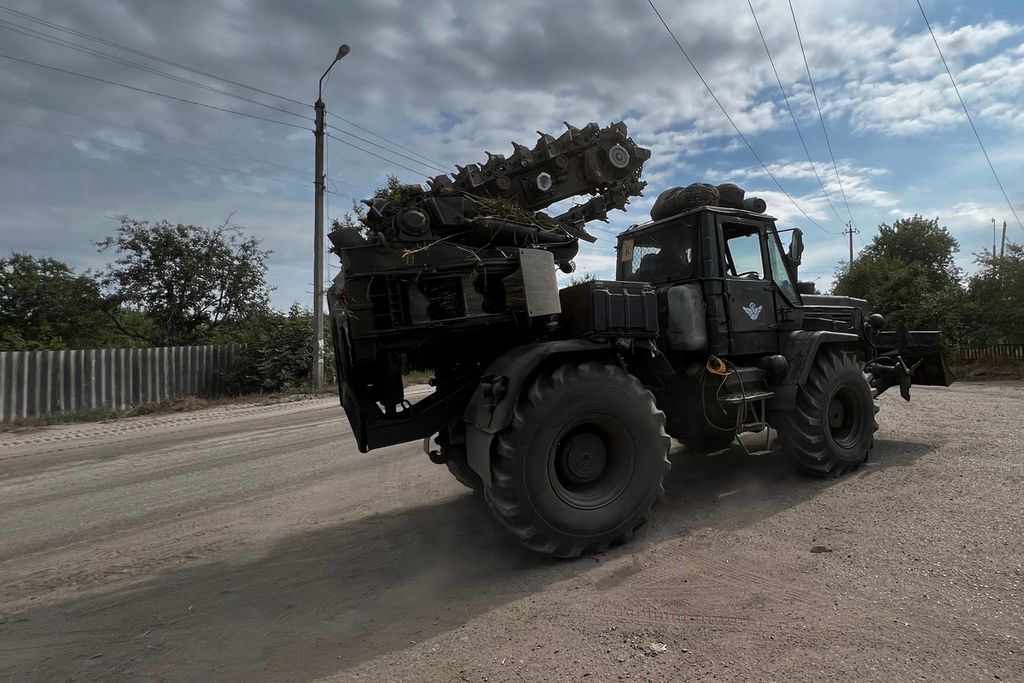 Sebuah alat berat yang tengah dikendalikan seorang anggota militer terlihat di kota Lysychansk, Ukraina, Minggu (26/6/2022). Kini, kota itu telah sepenuhnya jatuh ke tangan militer Rusia dan memaksa militer Ukraina mundur. 