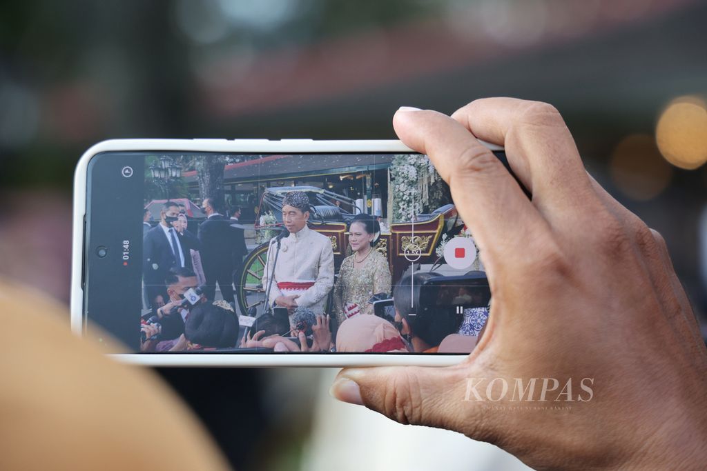 Presiden Joko Widodo menggelar jumpa pers seusai menghadiri upacara akad nikah Kaesang Pangarep dengan Erina Gudono di Pendopo Agung Ambarrukmo, Sleman, DI Yogyakarta, Sabtu (10/12/2022). 