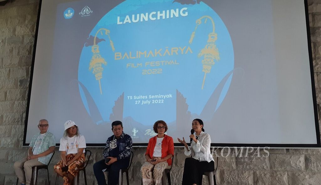 Festival film BaliMakarya 2022 akan digelar 16-21 Oktober 2022. Seniwati Ayu Laksmi (kanan) dalam konferensi pers peluncuran BaliMakarya Film Festival 2022 di Kuta, Badung, Rabu (27/7/2022).