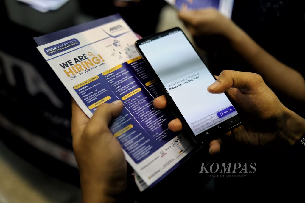 Seorang pencari kerja memegang brosur yang menyediakan lowongan pekerjaan dalam Mega Career Expo di Gedung Smesco Exhibition Hall, Jakarta, Rabu (21/2/2024). Acara ini berlangsung selama dua hari, 21-22 Februari 2024.