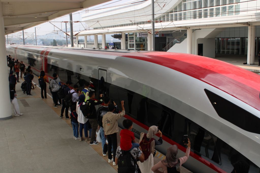 Penumpang kereta cepat Whoosh bersiap naik di Stasiun Kereta Cepat Padalarang, Kabupaten Bandung Barat, Jawa Barat, Rabu (4/10/2023).