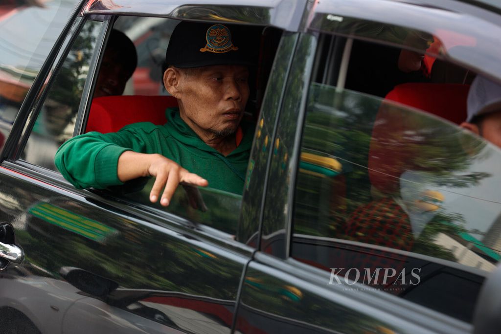 Salah satu warga lanjut usia yang mengalami stroke menunggu di dalam mobil di kawasan Alun-alun Semarang, Kota Semarang, Jawa Tengah, Senin (8/5/2023). 