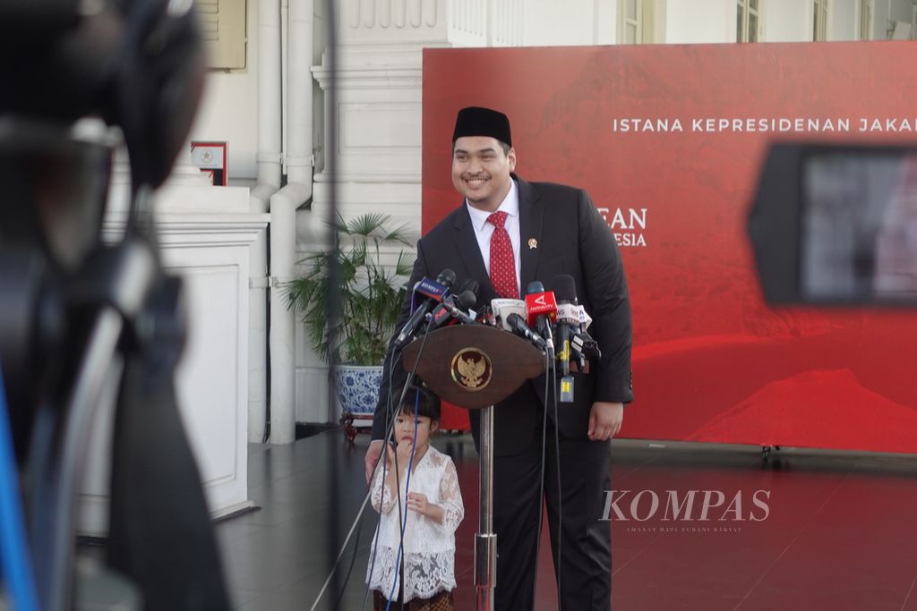 Menteri Pemuda dan Olahraga Dito Ariotedjo saat memberikan keterangan pers di Kompleks Istana Kepresidenan Jakarta, Senin (3/4/2023).