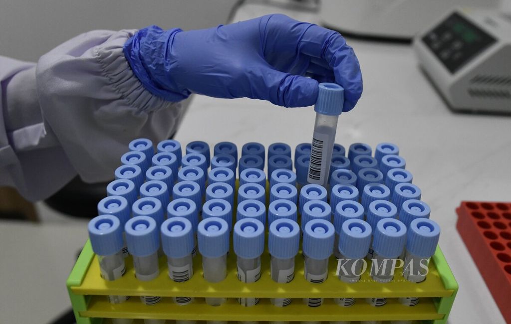 Petugas laboratorium melakukan uji sampel DNA (<i>deoxyribonucleic acid</i>) di laboratorium Asaren, perusahaan rintisan bioteknologi di Jakarta, 20 Oktober 2022. 