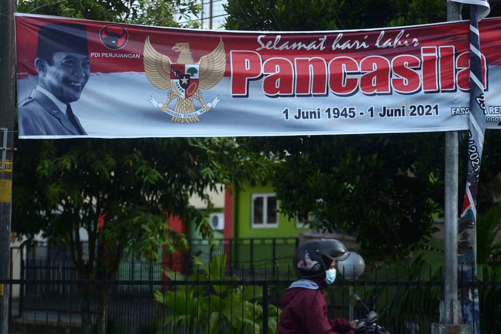 Spanduk tentang hari lahir Pancasila dipasang di Simpang Palang, Salatiga, Jawa Tengah, Minggu (11/7/2021). Spanduk bernuansa politik relatif masih mendominasi di berbagai lokasi di tengah masa pandemi.