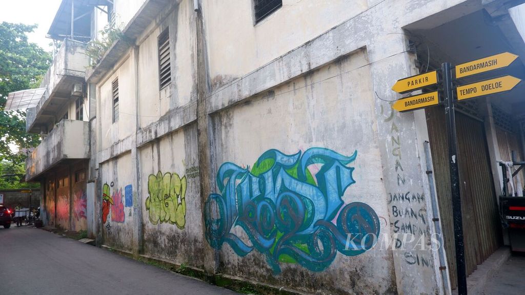 Mural pada tembok bangunan ruko lama di Jalan Simpang Hasanuddin HM, Kota Banjarmasin, Kalimantan Selatan, Senin (27/6/2022) sore. Setelah sekian lama mati suri, kawasan pertokoan lama di daerah itu hidup kembali karena banyak kedai makanan dan minuman yang buka.