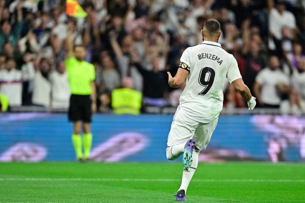 Hakim garis mengangkat bendera tanda pemain Real Madrid Karim Benzema (kanan) lebih dulu offside sebelum mencetak gol ke gawang Osasuna pada laga Liga Spanyol, di Stadion Santiago Bernabeu, Minggu (2/10/2022). Laga itu berakhir imbang 1-1. 