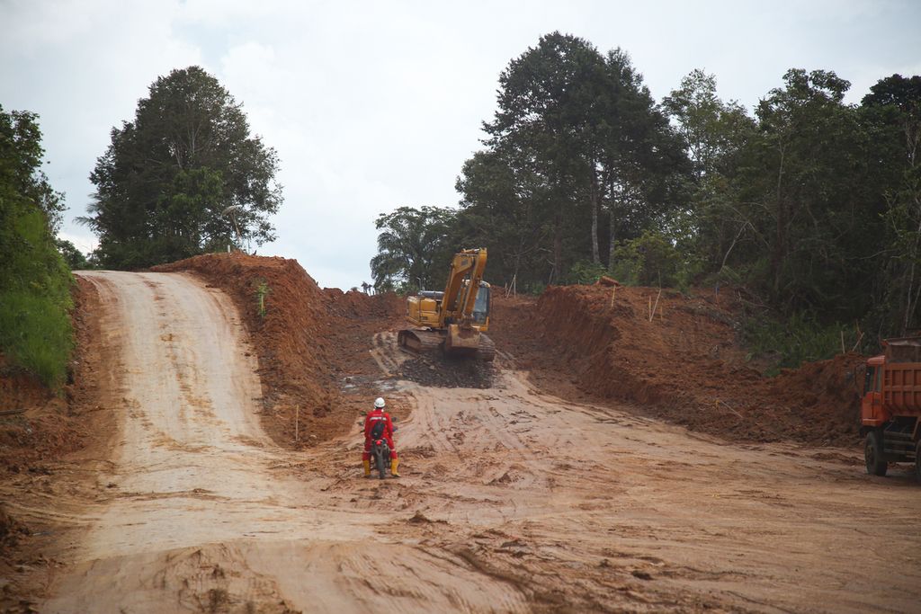 Heavy equipment activity builds an access road to the Sepaku Semoi dam project site in North Penajem Paser Regency, East Kalimantan, Thursday (11/3/2021). The dam, which is planned to have a volume capacity of about 11 million cubic meters, was built to meet the raw water needs of the city of Balikpapan and is projected to be one of the supporting sources of raw water for the new State Capital.