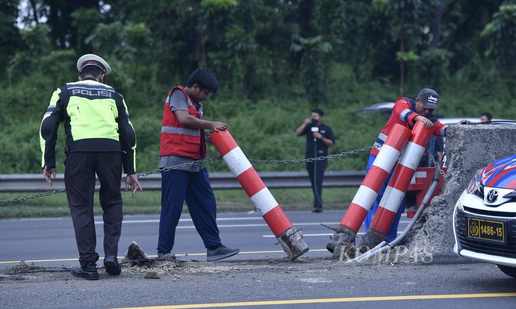 Petugas membuka pembatas lajur jalan saat rekayasa lalu lintas satu arah mulai diberlakukan di Kilometer 47 Jalan Tol Jakarta-Cikampek di Karawang, Jawa Barat, Kamis (29/4/2022) pukul 17.30. 