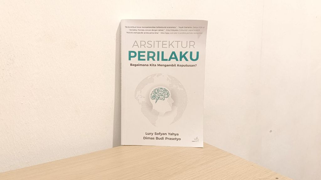 Halaman muka buku berjudul <i>Arsitektur Perilaku; Bagaimana Kita Mengambil Keputusan?</i>