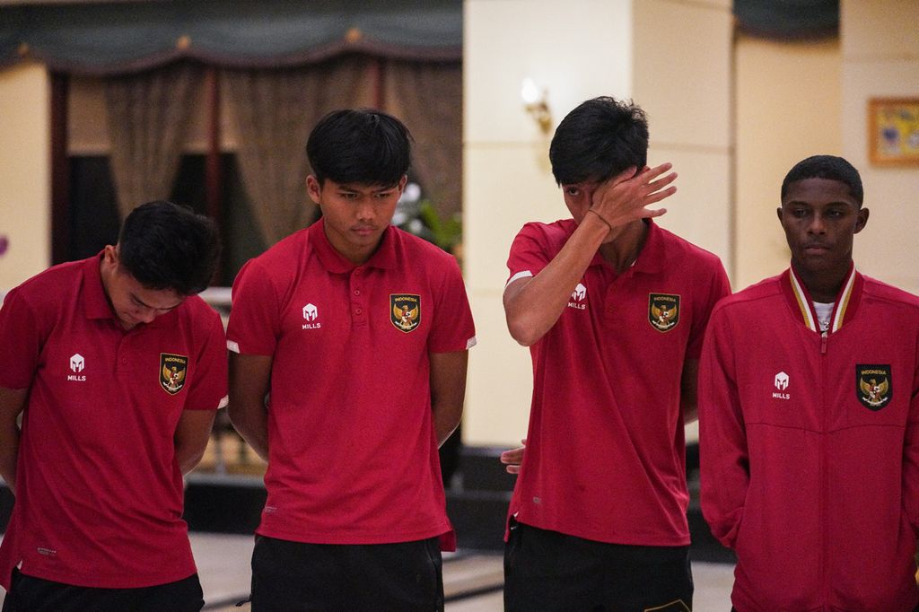Pemain tim Indonesia U-20 (dari kanan ke kiri), Hugo Samir, Sultan Zaky Pramana, dan Arkhan Kaka Putra menangis setelah diberi tahu bahwa FIFA mencabut status Indonesia sebagai tuan rumah Piala Dunia U-20 di lobi Hotel Sultan, Jakarta, Rabu (29/3/2023).