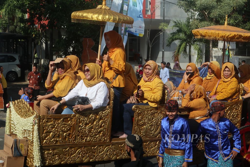 Sejumlah ibu-ibu menaiki kereta kirab ziarah ke makam Sunan Gunung Jati di Cirebon, Jawa Barat, Jumat (29/7/2022). Kegiatan yang diikuti ribuan orang itu merupakan rangkaian hari jadi ke-653 Kota Cirebon yang bertepatan dengan Tahun Baru Islam 1444 Hijriah pada Sabtu (30/7/2022).