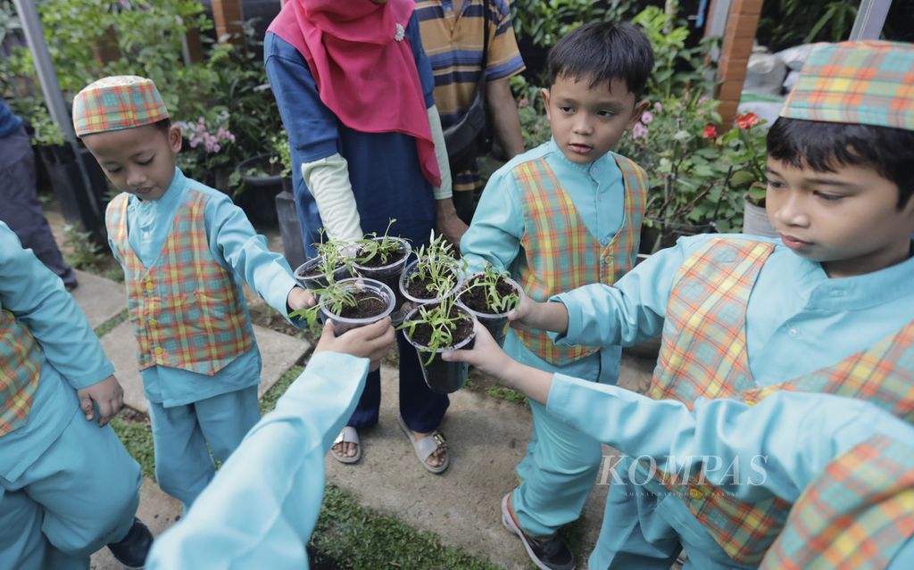 Siswa TK AL-Hikmah menunjukkan hasil belajar menanam sayur kangkung di Edufarm Malaasari, Jakarta Timur, Senin (27/5/2024). Edufarm ini mengajarkan cara berkebun di perkotaan (<i>urban farming</i>) kepada pengunjung dari tingkat PAUD hingga mahasiswa. 