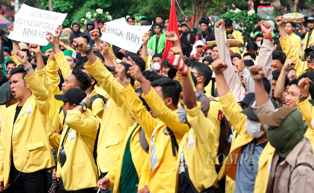 Mahasiswa dari berbagai kampus bergabung melakukan aksi untuk rasa terkait kenaikan harga bahan bakar minyak di depan Kantor DPRD Jawa Tengah, Kota Semarang, Kamis (8/9/2022). Mereka menyuarakan aspirasinya bagaimana rakyat miskin yang menanggung dampak langsung atas kebijakan tersebut. 