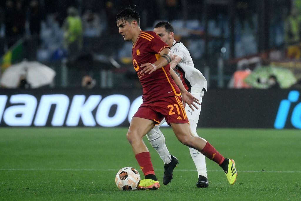 AS Roma striker Paulo Dybala controls the ball during the second leg of the Europa League quarterfinals between AS Roma and AC Milan at the Olimpico Stadium in Rome, early morning on Friday (19/4/2024) Indonesian Western Time.