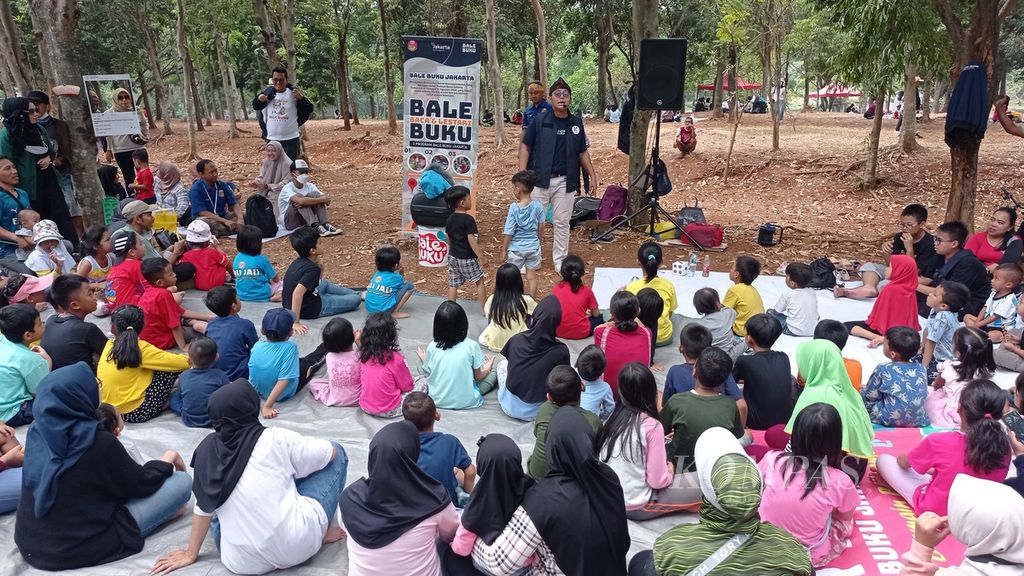 Kegiatan dongeng kepada anak-anak saat Festival Taman 2023 di Taman Cempaka, Kelurahan Cilangkap, Kecamatan Cipayung, Jakarta Timur, Minggu (8/10/2023).