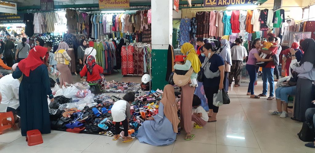 Warga Kota Malang mulai memadati sejumlah pusat perbelanjaan untuk berbelanja kebutuhan Lebaran. Foto diambil pada akhir pekan lalu, Sabtu (23/4/2022), di Pasar Besar Malang. 