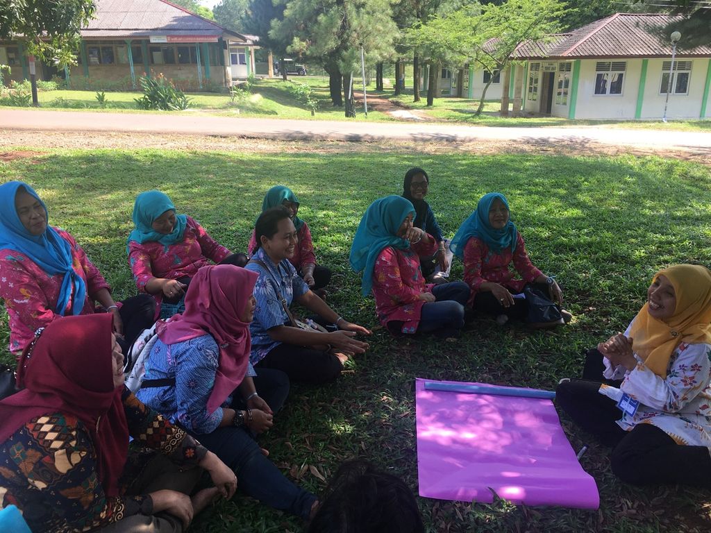 Ketua Kalyanamitra, Listyowati, memimpin diskusi kelompok terarah (<i>forum group discussion</i>) yang dihadiri oleh para kader-kader posyandu dalam acara Jambore Posyandu di Bumi Perkemahan Cibubur, Jakarta Timur, pada Selasa (3/4/2018).
